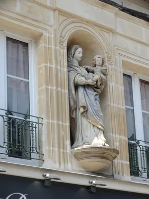 Statue de la Vierge à l'Enfant à Argentan