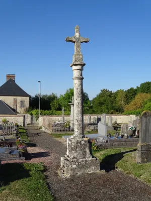 Croix du cimetière d'Ommoy