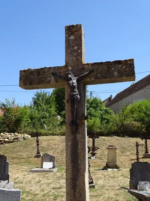 Croix de l'Église Saint-Gilles à Bourg-Saint-Léonard