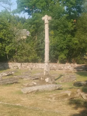 Croix de l'Église Notre-Dame-sur-l'Eau à Domfront-en-Poiraie