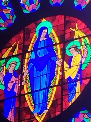 Vitrail Baie B : Rosace dans la Chapelle de l'Oratoire 1927 à Passais