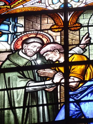 Vitrail Baie G : Saint-Vincent-de-Paul dans l'Église Notre-Dame-de-l'Assomption à La Ferté-Macé