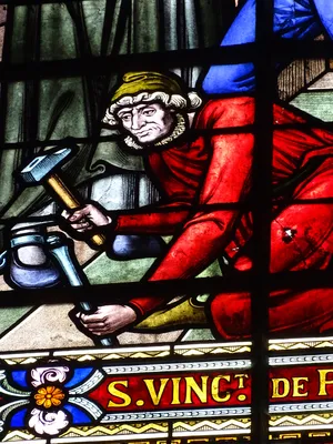 Vitrail Baie G : Saint-Vincent-de-Paul dans l'Église Notre-Dame-de-l'Assomption à La Ferté-Macé