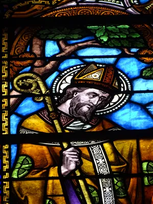 Vitrail Baie B : Saint-Latuin dans l'Église Notre-Dame-de-l'Assomption à La Ferté-Macé