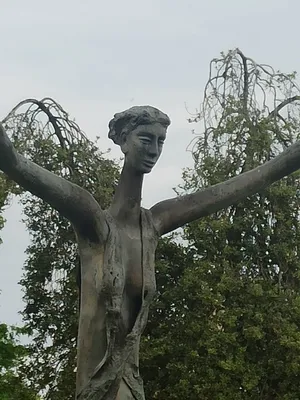 Statue L'amour par Louis Derbré à Alençon