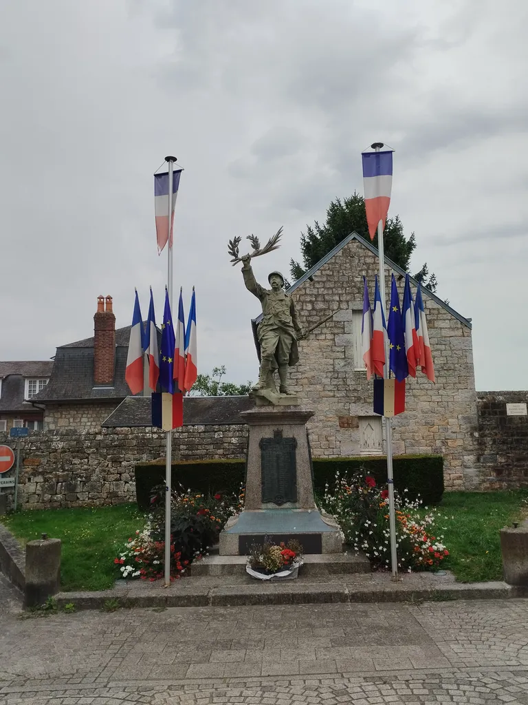 Monument aux Morts de Domfront-en-Poiraie