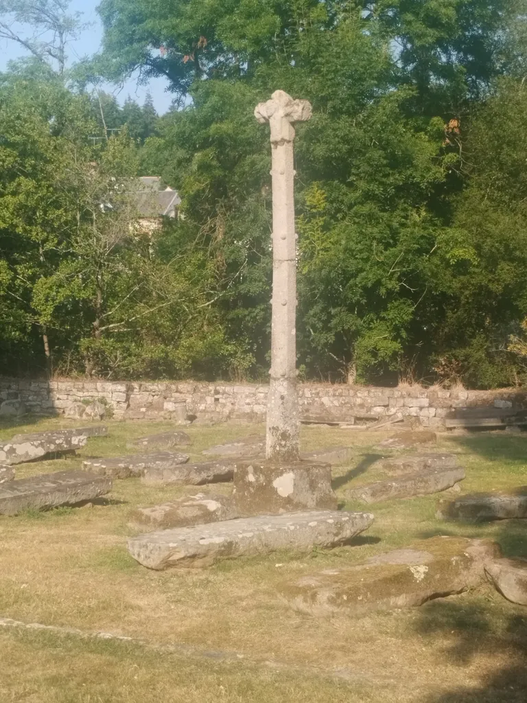 Croix de l'Église Notre-Dame-sur-l'Eau à Domfront-en-Poiraie