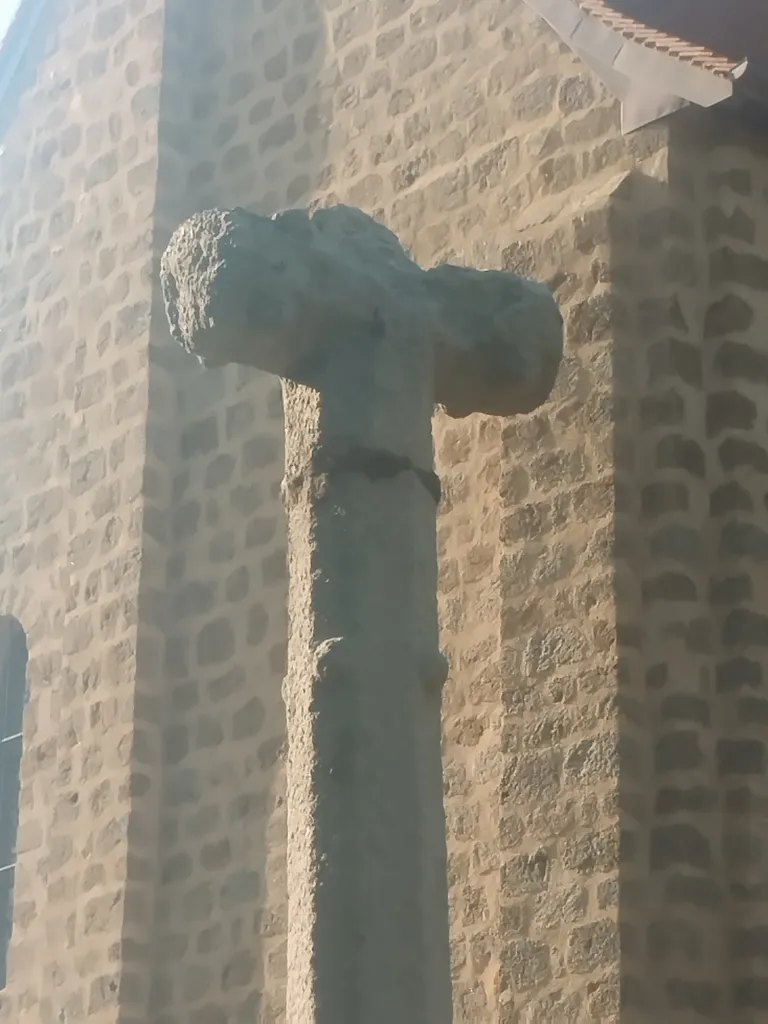 Croix de l'Église Notre-Dame-sur-l'Eau à Domfront-en-Poiraie