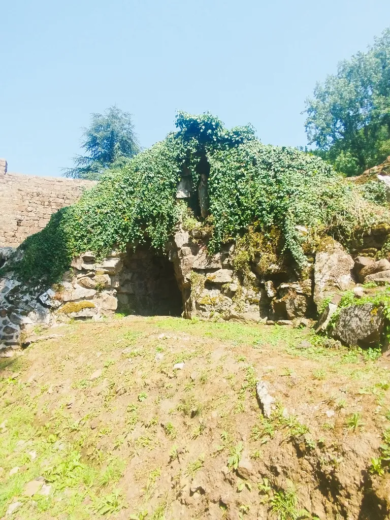 Grotte Notre-Dame-de-Lourdes à Champsecret