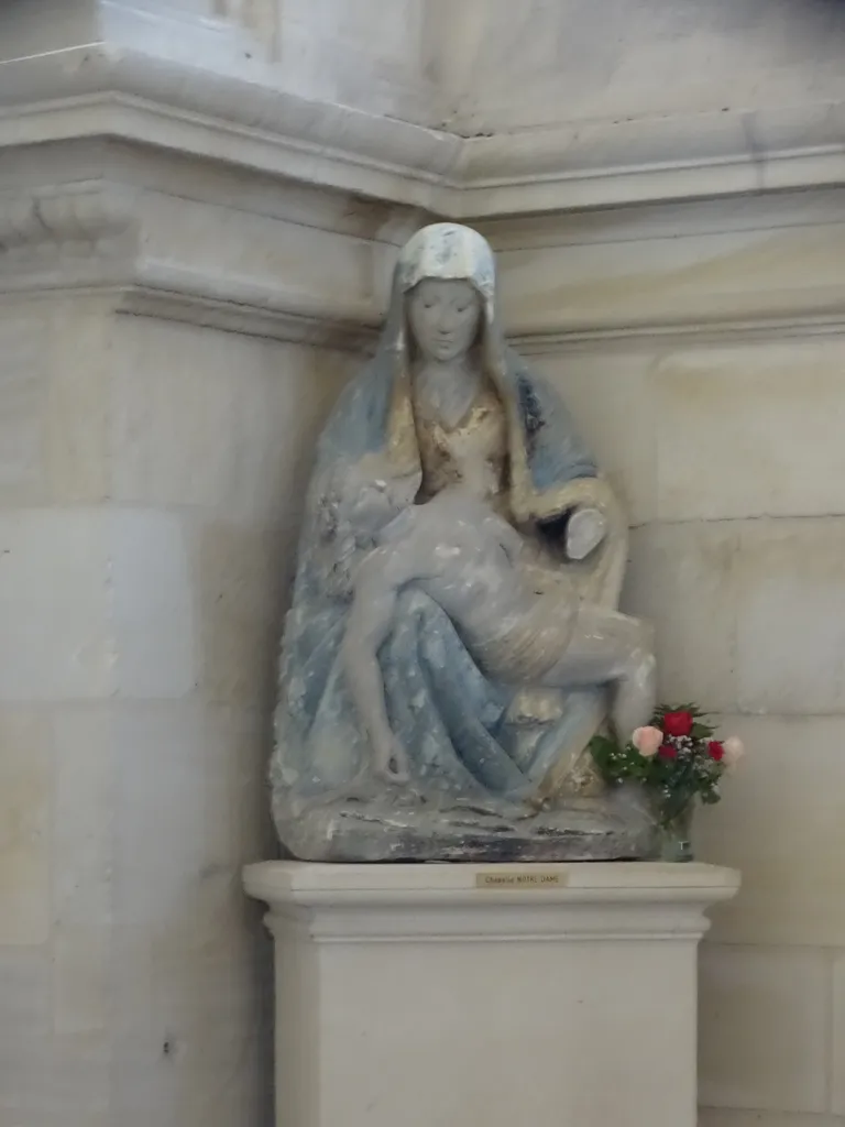 Groupe sculpté : Vierge de Pitié dans l'Église Saint-Germain d'Argentan