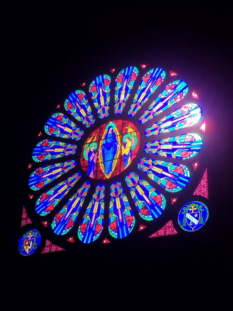 Vitrail Baie B : Rosace dans la Chapelle de l'Oratoire 1927 à Passais