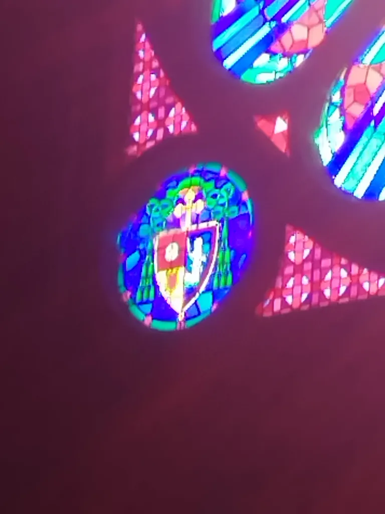 Vitrail Baie B : Rosace dans la Chapelle de l'Oratoire 1927 à Passais