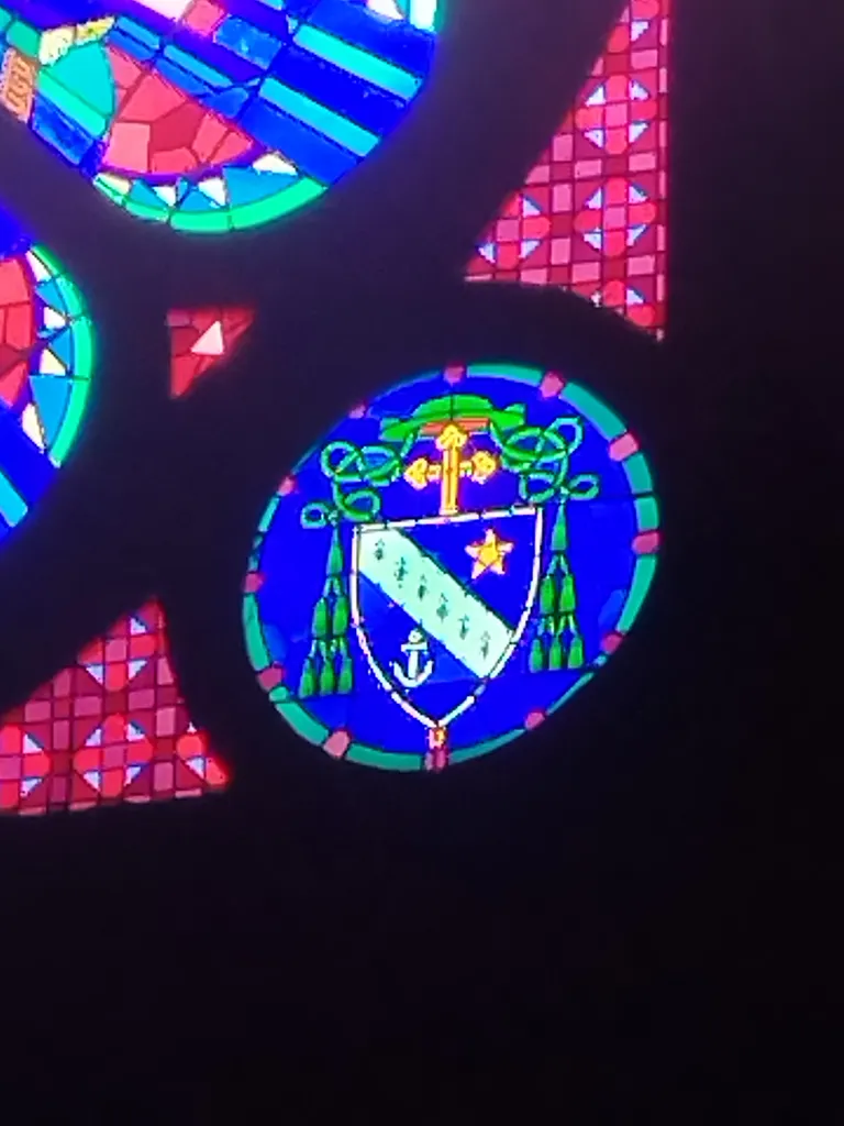 Vitrail Baie B : Rosace dans la Chapelle de l'Oratoire 1927 à Passais