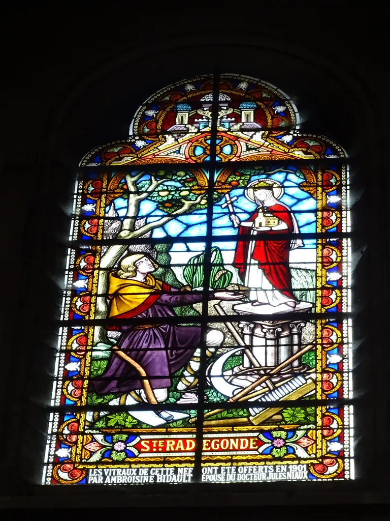 Vitrail Baie E : Sainte-Radegonde dans l'Église Notre-Dame-de-l'Assomption à La Ferté-Macé